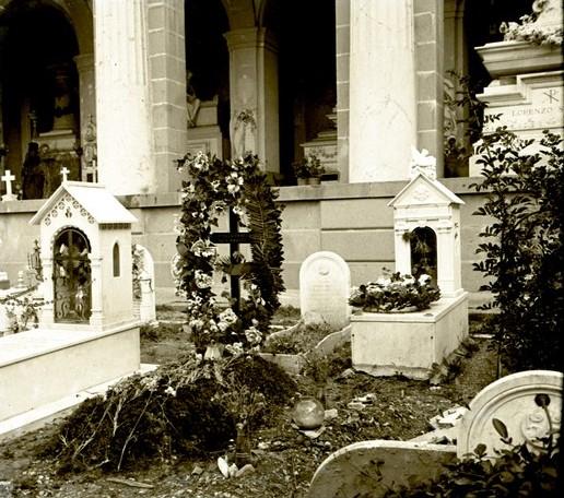 Tomba di Elvira Amadeo in Laverneda (taglio)