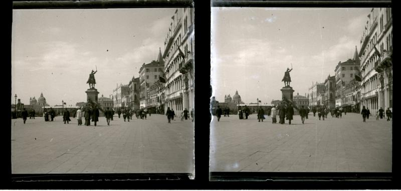 Riva degli Schiavoni. Monumento a Vittorio Emanuele II (originale)