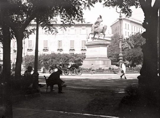 Piazza Corvetto vista tra gli alberi (taglio)