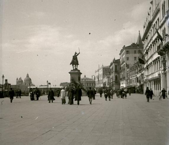 Riva degli Schiavoni. Monumento a Vittorio Emanuele II (taglio)