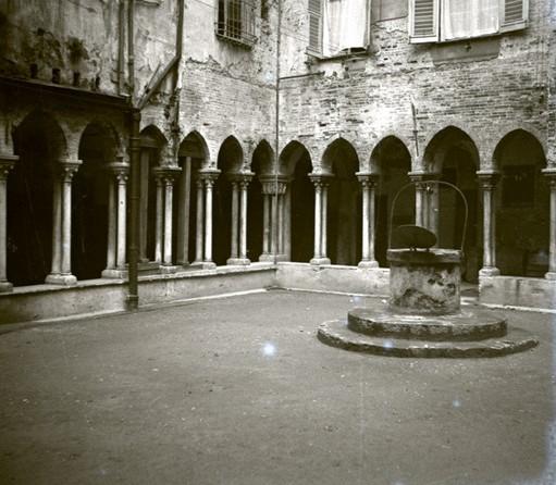 Chiostro di San Matteo. Colonnati e pozzo (taglio)