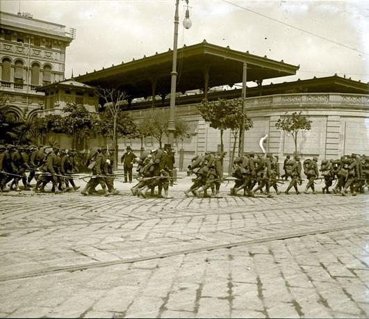 Stazione Brignole. Soldati in marcia (taglio)