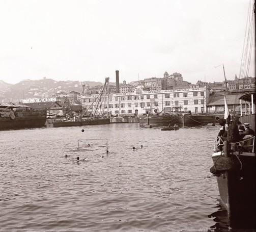 Partita di pallanuoto nel porto di Genova (taglio)