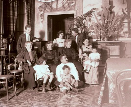 Ritratto di famiglia (taglio)