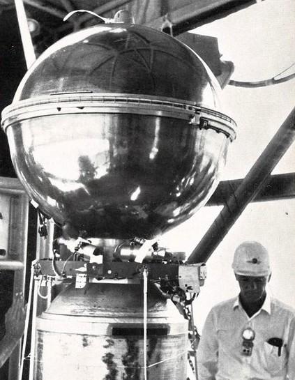 La sfera metallica posta sul razzo vettore a tre stadi "Thor-Delta" che conteneva ripiegata la sfera in materia plastica ricoperta di alluminio (diametro m 30), marzo - aprile 1961, anno IX, n. 2, p. 59