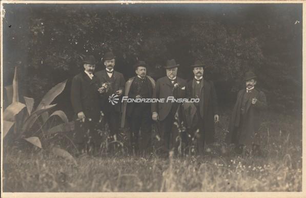 Nossardi Gerolamo con il figlio Mario e altri soggetti - foto di gruppo