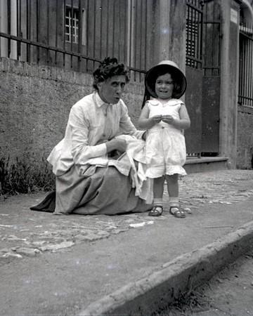 Nanny fa toeletta dove più le aggrada (taglio)