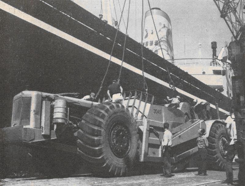 Due bull-dozer di quaranta tonnellate ciascuno vengono caricati sulla "Pia Costa"