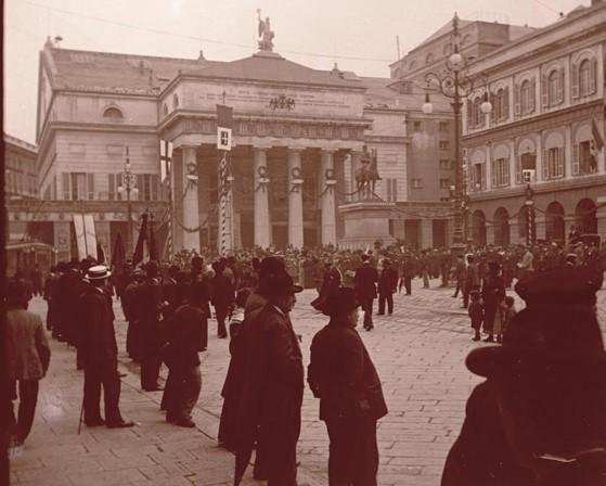 Addobbi in piazza De Ferrari (taglio)