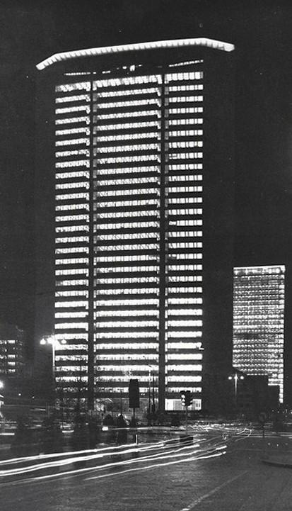Il grattacielo Pirelli di Milano (Studio Ponti, Fornaroli, Rovelli e Studio Valtolina-Dall'Orto,  maggio - giugno 1962, anno X, n. 3, p. 52