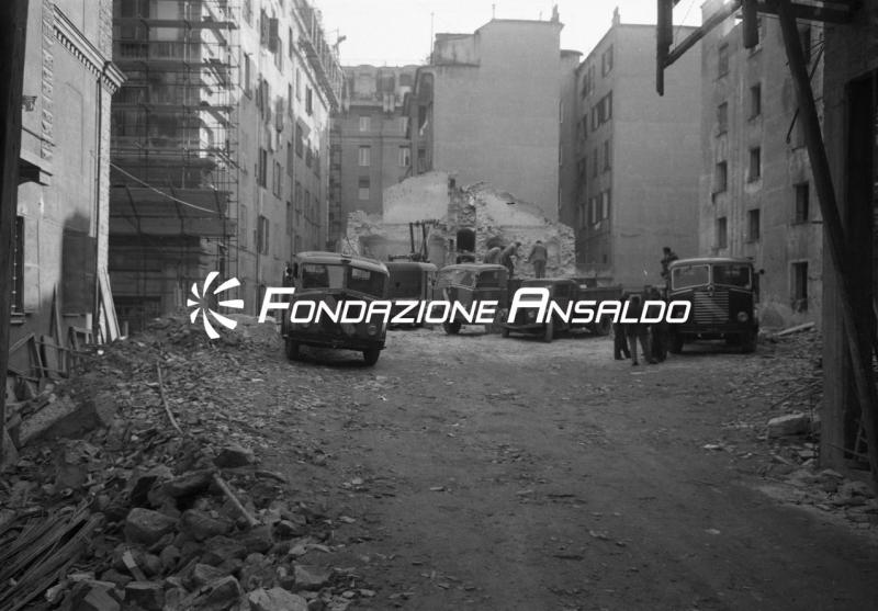 Genova - via Cesarea - demolizione caseggiato