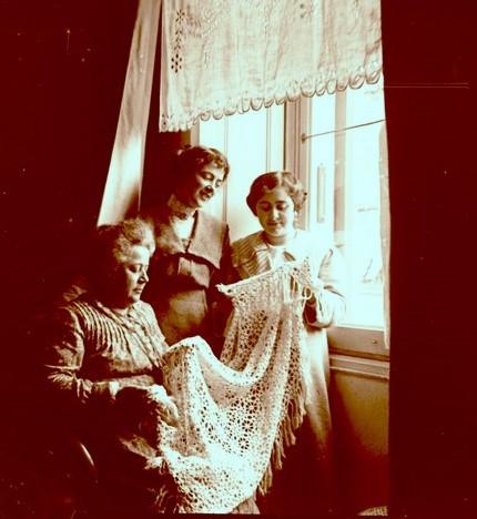 Ritratto di Rita Manara, Olga e Paola Franzoni  (taglio)