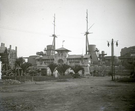 Padiglione della Regia Marina in costruzione. Arsenale e corazzata (taglio)