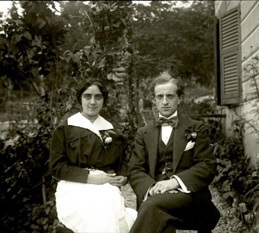Ritratto di coppia in giardino (taglio)