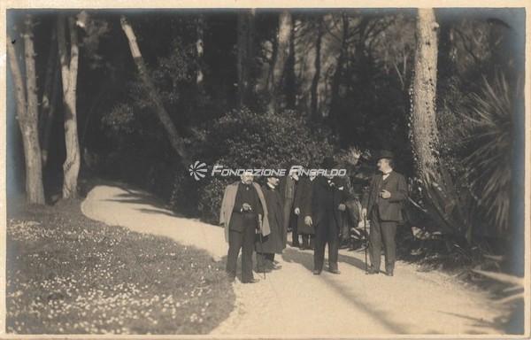 Nossardi Gerolamo con il figlio Mario e altri soggetti - foto di gruppo