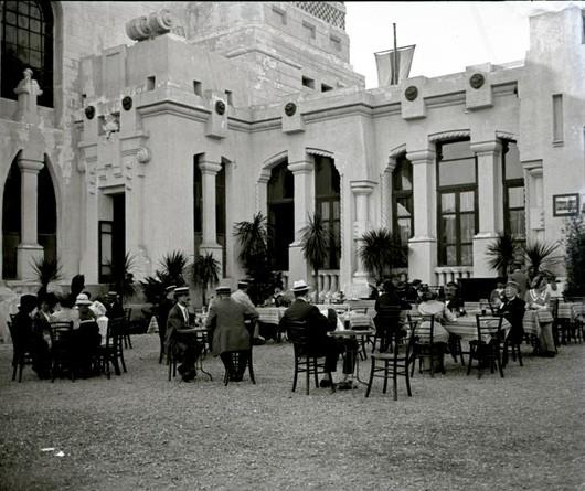 Caffè ristorante nei giardini (taglio)