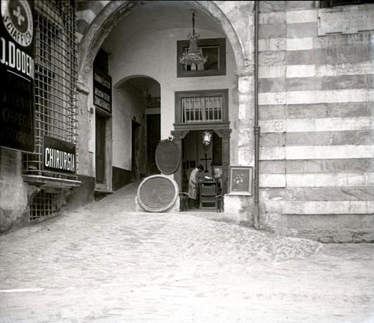 San Matteo. Entrata del chiostro (taglio)