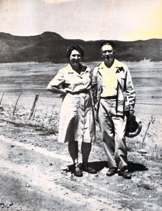 Terza di copertina - Emilio Segrè e la moglie Elfriede in America, novembre-dicembre 1955, anno III, n. 6