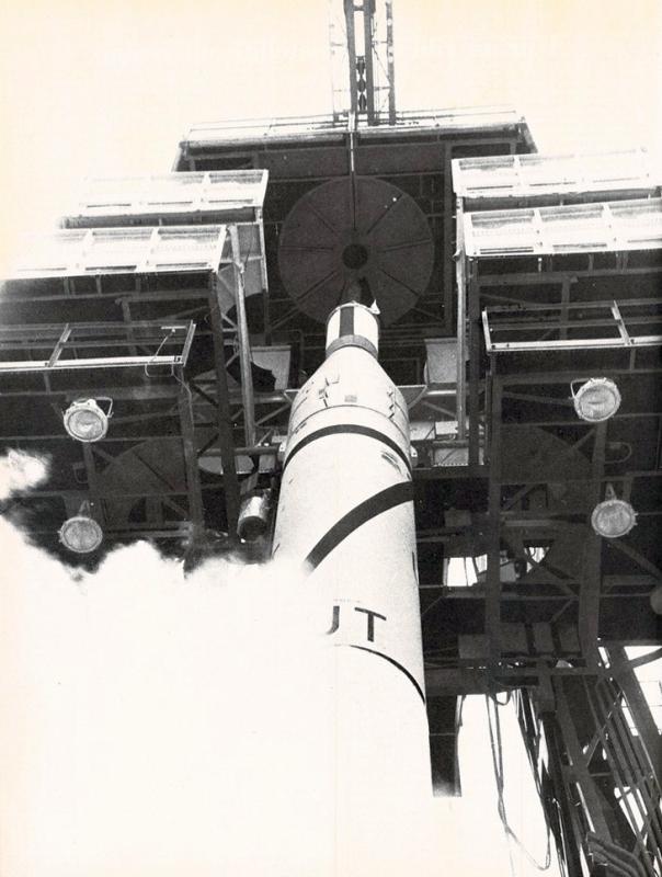 Rifornimento del razzo "Jupiter C" prima del lancio di "Explorer III",  maggio - agosto 1958, anno VI, nn. 3-4, p. 8