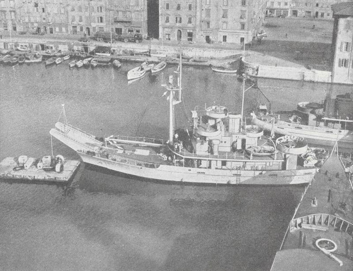 p. 4 - la Alicudi alla fonde nel porto di Livorno