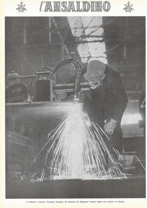 p. 16 (quarta di copertina) -  il saldatore autogeno Giuseppe Castagna del Cantiere del Muggiano mentre taglia una lamiera in officina