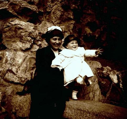 Paola Franzoni con bambino (taglio)