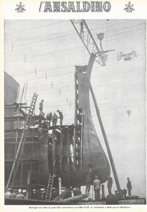 p. 16 (quarta di copertina) - Montaggio del dritto di prora della turbocisterna da 31.500 T.D.W. in costruzione a Sestri per la "Miraflores"
