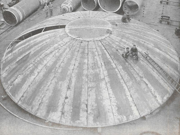 p. 13 - un tetto autoportante per i serbatoi da mc. 2.500 dell'oleodotto Cairo-Suez costruito dal nostro stabilimento Carpenteria