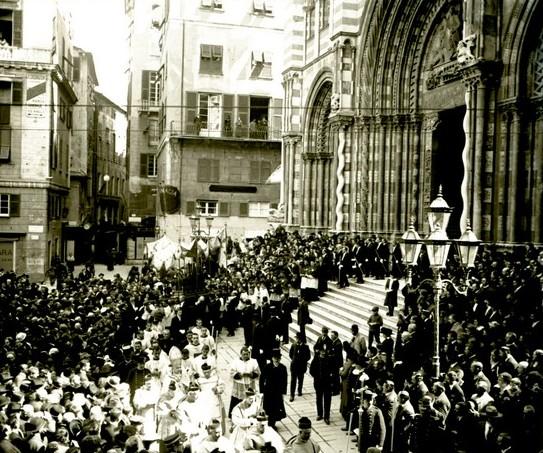 Cattedrale di San Lorenzo. Processione religiosa (taglio)
