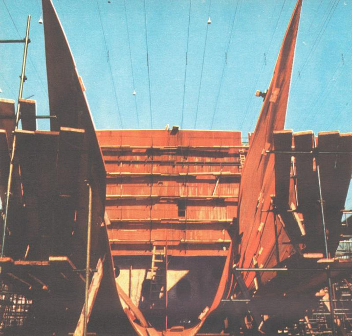 p. 14 - particolare, visto da poppa , di una delle due turbocisterne da 31.500 T.D.W. in costruzione al Cantiere di Sestri per la Compagnia Marittima Palermitana di Palermo