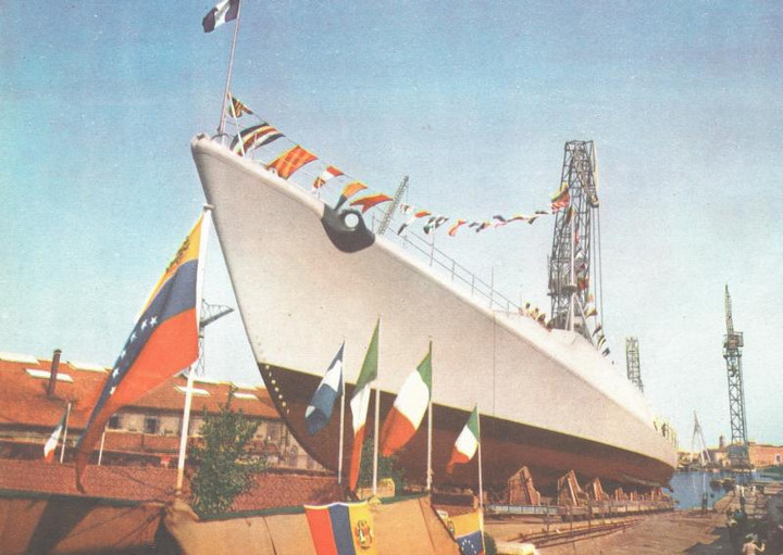 p. 14 - varo, al Cantiere di Livorno, di uno dei sei cacciatorpediniere in costruzione e allestimento per conto della Marina Militare del Venezuela