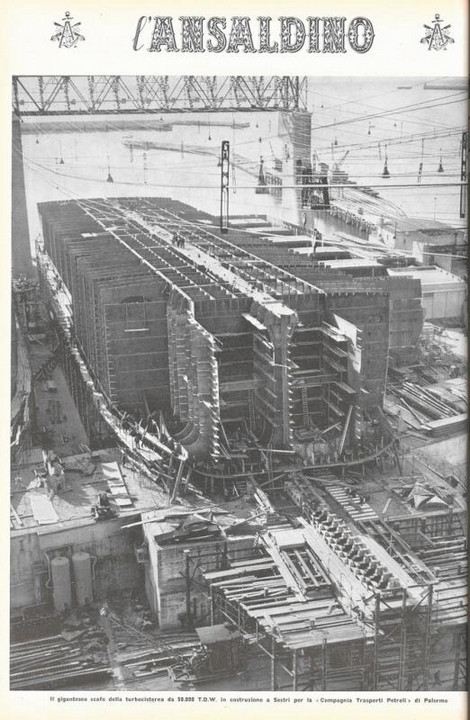 p. 16 (quarta di copertina) - il gigantesco scafo della turbocisterna da 50.000 T.D.W. in costruzione a Sestri per la "Compagnia Trasporti Petroli" di Palermo