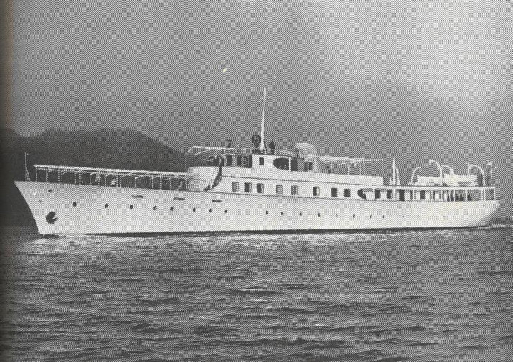 p. 9 - lo yacht imperiale "Chahsevar" in navigazione