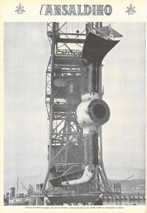p. 20 (quarta di copertina) - imbarco del dritto di poppa, del peso di 33 tonn.,  sulla supercisterna da 52.000 T.D.W. in costruzione a Sestri