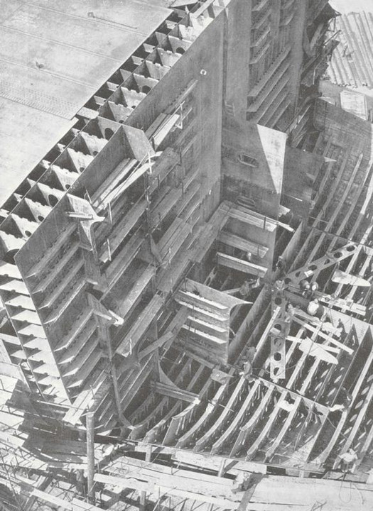 p. 4 - fotografia dello scafo della supercisterna in costruzione al Cantiere