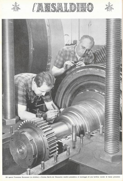 p. 16 (quarta di copertina) - gli operai Francesco Ravazzano ( a sinistra ) e Cosimo Barile del Meccanico mentre procedono al montaggio di una turbina navale di bassa pressione