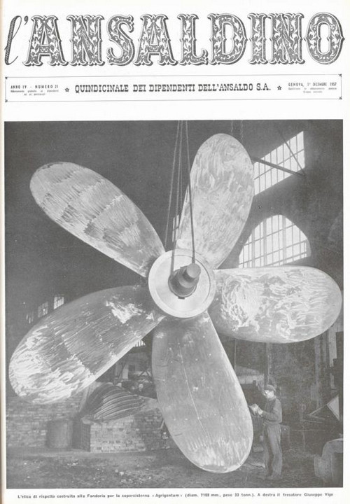 p. 1 (copertina) - l'elica di rispetto costruita alla Fonderia per la supercisterna " Agrigentum" ( diam. 7100 mm., peso 33 tonn.). A destra il fresatore Giuseppe Vigo
