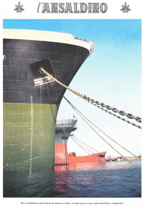 p. 28 (quarta di copertina) - navi in allestimento nella darsena del Cantiere di Sestri. In primo piano la prora della turbocisterna "Agrigentum"
