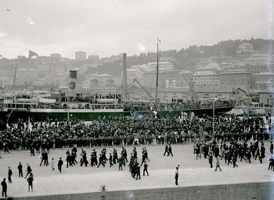 Corteo al Ponte Federico Guglielmo (taglio)