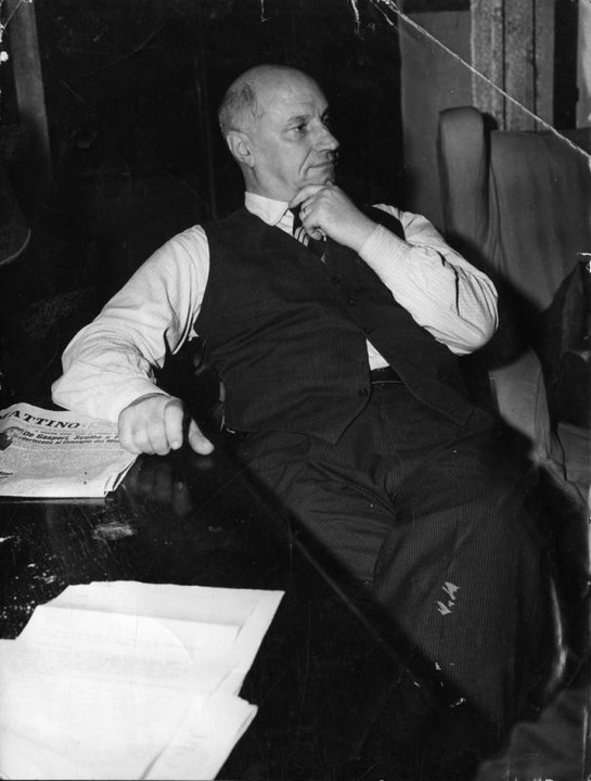 Giovanni Ansaldo alla scrivania con copia de "Il Mattino"