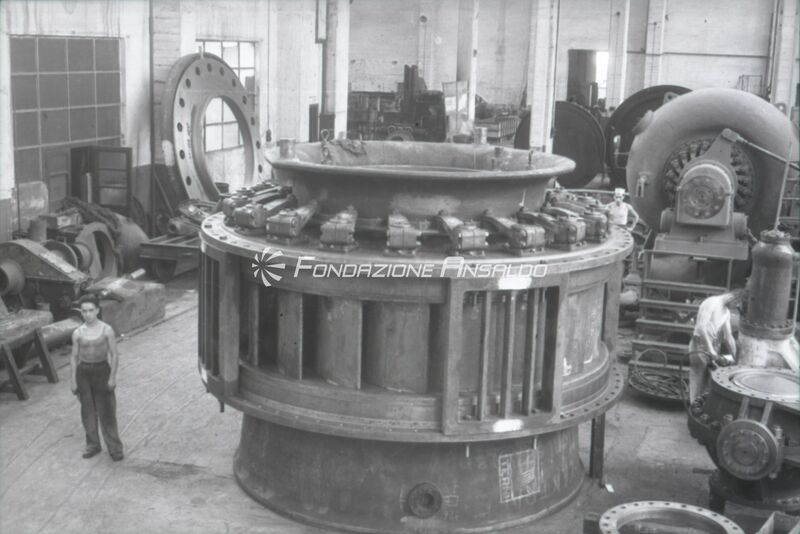 Genova - Stabilimento Elettrotecnico Ansaldo San Giorgio di Rivarolo - Lavorazione di un distributore per turbina idraulica Francis ad asse verticale