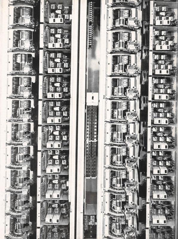 Telaio di selettori (senza le coperture protettive) di una moderna centrale telefonica Siemens,  maggio - agosto 1958, anno VI, nn. 3-4, p. 13