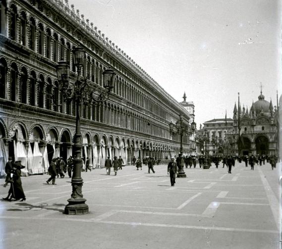 Piazza San Marco preparata per l'illuminazione (taglio)