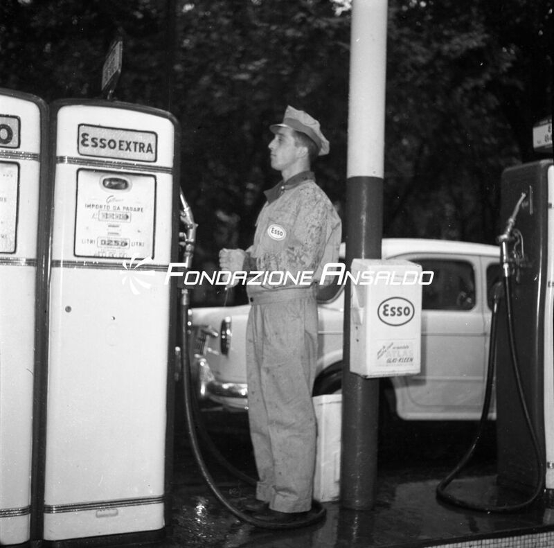 Genova - Corso Torino - Esso nuove divise