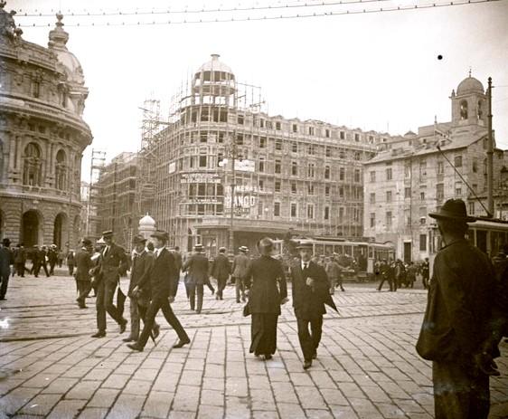 Palazzo del Credito Italiano in costruzione (taglio)
