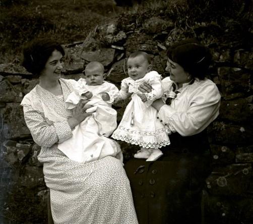 Ritratto delle sorelle Olga e Paola Franzoni con bambini (taglio)