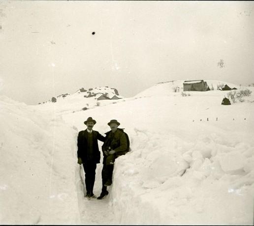 Ludovico Maria Chierici con l'amico Canepa nella neve (taglio)