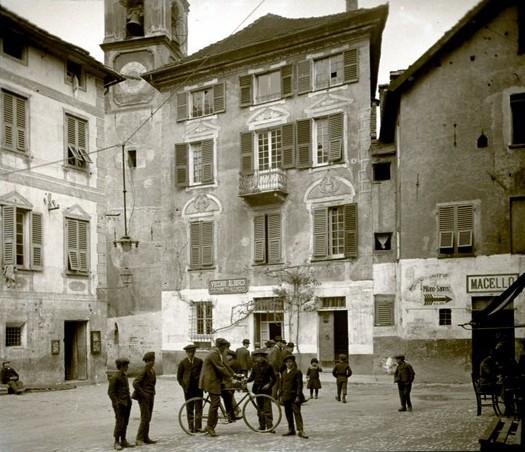 Rossiglione. Piazza principale (taglio)
