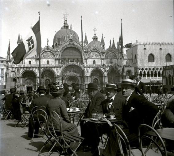 Caffè in piazza San Marco (taglio)