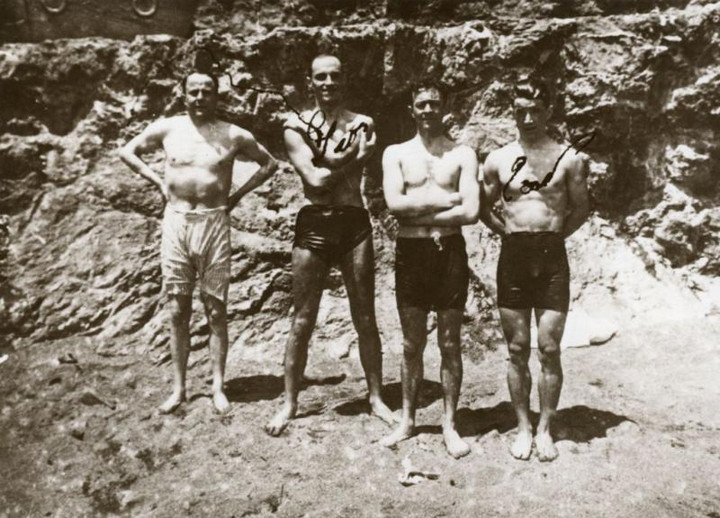 Giovanni Ansaldo durante il confino politico a Lipari, con soggetti non identificati (G.A.000145)